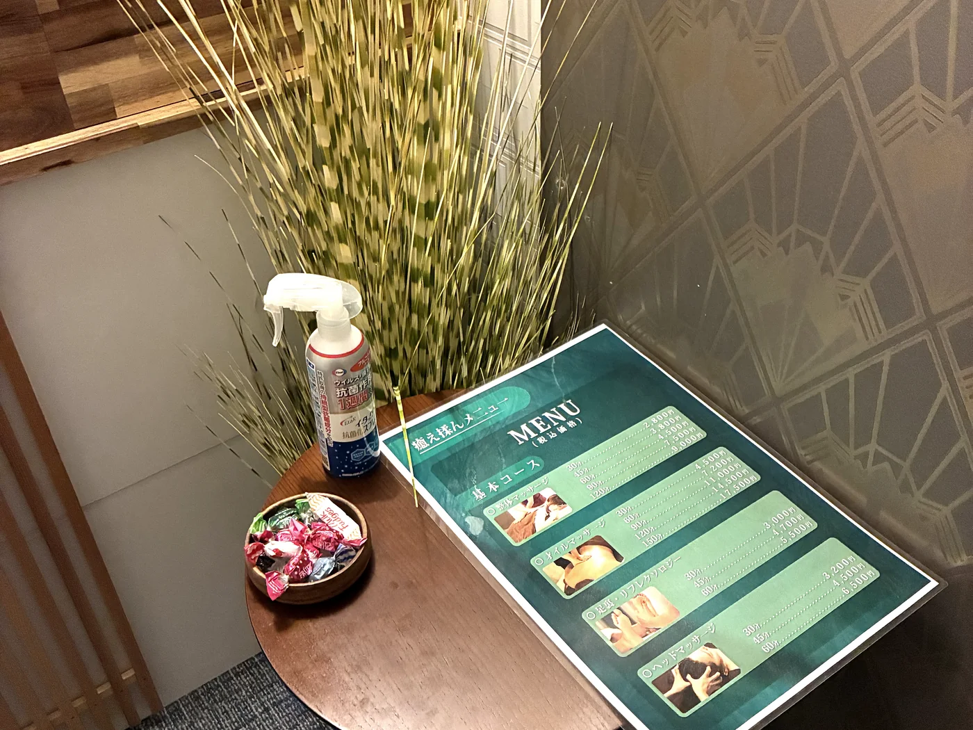 メニュー表とドライフラワーを置いた店内のテーブル